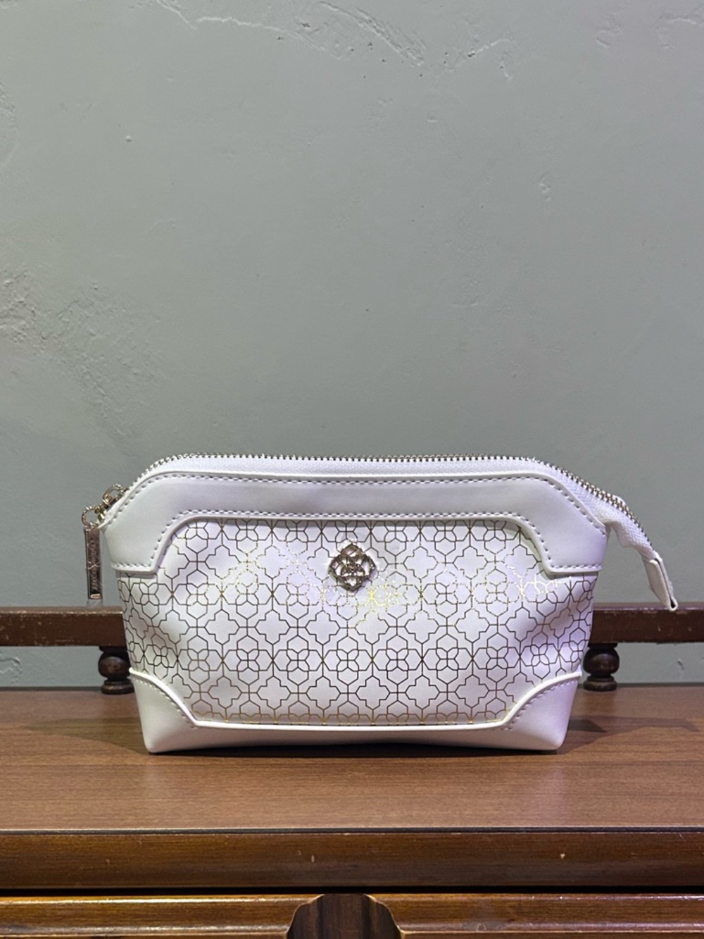 KENDRA SCOTT Elegant 2 Pack Of White And Gold Cosmetic Pouches NWTS - Picture 4 of 16